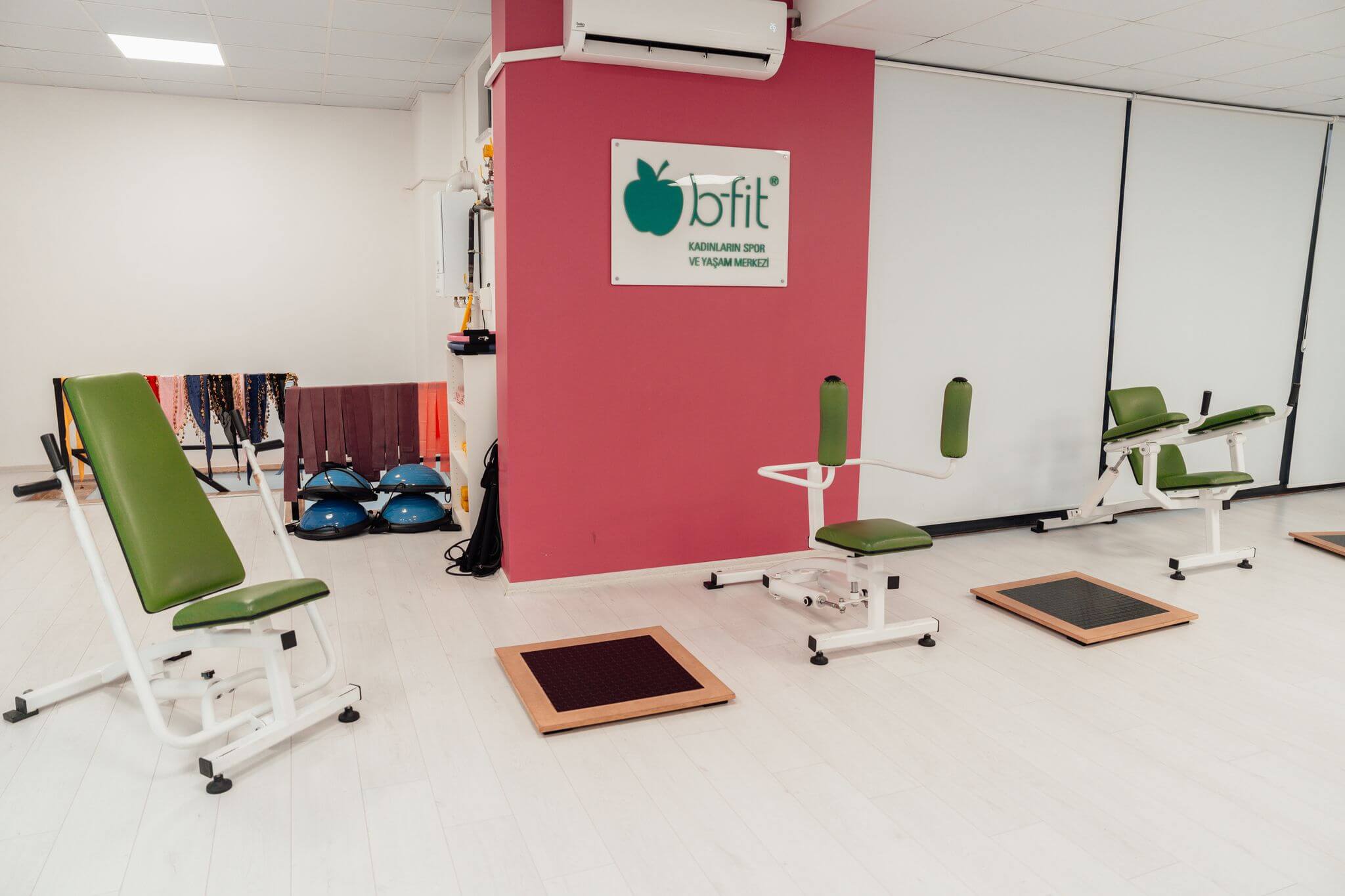 Explore a modern fitness studio in Yalova, T&uuml;rkiye, featuring sleek exercise equipment.